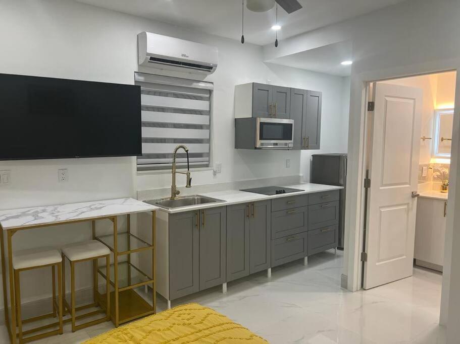 Stunning Deluxe Studio Hialeah Eksteriør billede